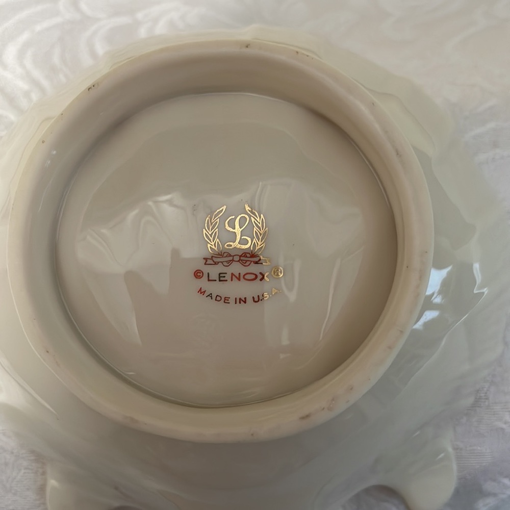 Lenox Ivory China Shell Shaped Footed Trinket, Candy, Nut Bowl - 24 kt Gold Trim - Picture 6 of 6